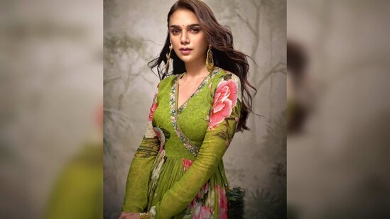 The set is from the clothing house of Kalista and it is worth <span class='webrupee'>₹</span>26,500. The outfit is currently on sale on their official website and now costs <span class='webrupee'>₹</span>22,525.&nbsp;(Instagram/@aditiraohydari)