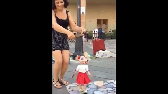 Puppet ‘dancing’ to RRR song Naatu Naatu. (Twitter/@anandmahindra)
