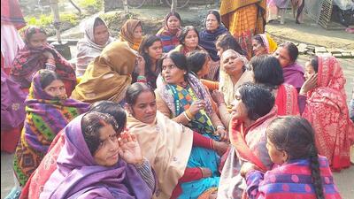 Family members of those who died after consuming spurious liquor at Chapra in Saran district on December 14, 2022. (HT Photo) Family members of those who died after consuming spurious liquor at Chapra in Saran district on December 14, 2022. (HT Photo)