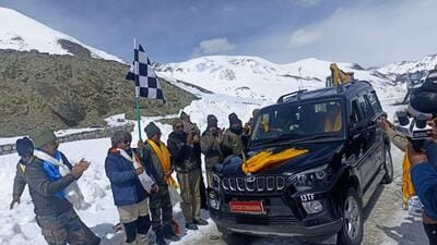 Light vehicles from the Zanskar side were allowed to pass towards Manali after Shinku La, the pass at 16,580 feet that connects Himachal Pradesh’s Lahaul to Ladakh, was reopened in a record 55 days on Thursday. (HT Photo) Light vehicles from the Zanskar side were allowed to pass towards Manali after Shinku La, the pass at 16,580 feet that connects Himachal Pradesh’s Lahaul to Ladakh, was reopened in a record 55 days on Thursday. (HT Photo)