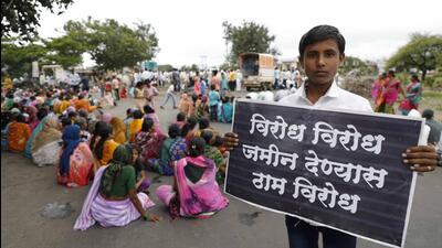 People protest to give up land for airport project. (FILE PHOTO)
