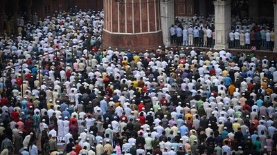 Muslims perform Friday prayers in Jama Masjid, New Delhi. (Sanchit Khanna/HT Photo)