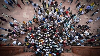 Muslim devotees rush inside Jama Masjid for prayers on first Friday of the Ramadan month.&nbsp; (Sanchit Khanna/HT Photo)