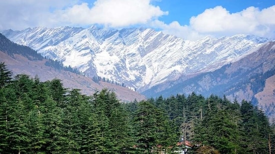 4. Manali: Manali is a picturesque town nestled in the mountains of Himachal Pradesh. This place is known for its adventure sports, scenic beauty, and pleasant weather. The best time to visit Manali is between May and July.(Pixabay)