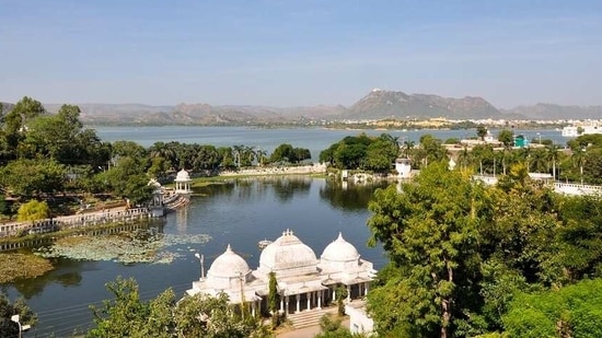 9. Udaipur: Udaipur is a city of lakes situated in Rajasthan. This place is famous for its majestic palaces, rich history, and serene lakes. The best time to visit Udaipur is between September and March.(Pixabay)