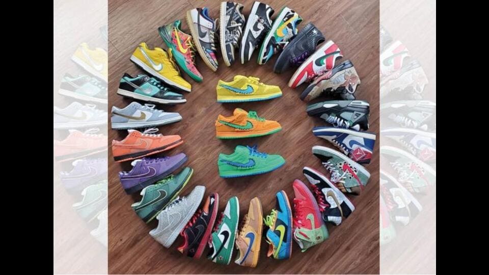 If you can easily slide your feet out of your shoe while walking, the lacing is no good. The foot should be able to lightly twist inside the shoe (Shutterstock)