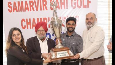 (From left) Meenu Sahi, Gurpartap Singh Sahi, sister and father of late Samarvir Sahi, and Chandigarh Golf Club captain KS Sibia presenting the winner’s trophy to Jaiveer (centre). (HT Photo) (From left) Meenu Sahi, Gurpartap Singh Sahi, sister and father of late Samarvir Sahi, and Chandigarh Golf Club captain KS Sibia presenting the winner’s trophy to Jaiveer (centre). (HT Photo)