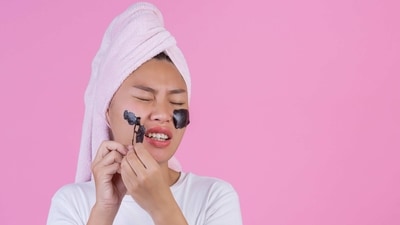 Peel-Off Masks: Peel-off masks are perfect for removing blackheads and unclogging pores. They work by clinging onto impurities, dead skin cells, and excess oil, which are then removed when you peel off the mask. (freepik ) Peel-Off Masks: Peel-off masks are perfect for removing blackheads and unclogging pores. They work by clinging onto impurities, dead skin cells, and excess oil, which are then removed when you peel off the mask. (freepik )