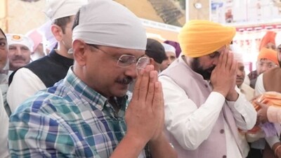 Kejriwal and Punjab chief minister Bhagwant Mann were in Jalandhar to lay the foundation stone of Guru Ravidas Research Centre at Dera Sachkhand Ballan. (HT Photo)