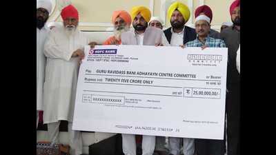 Mann and Kejriwal also handed over the cheque of ₹25 crore for setting up of the centre. m (HT Photo) Mann and Kejriwal also handed over the cheque of ₹25 crore for setting up of the centre. m (HT Photo)
