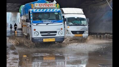 Roads across the district were flooded causing a lot of inconvenience to commuters. Ludhiana received around 29 mm of rainfall on Saturday. (Gurpreet Singh/HT) Roads across the district were flooded causing a lot of inconvenience to commuters. Ludhiana received around 29 mm of rainfall on Saturday. (Gurpreet Singh/HT)