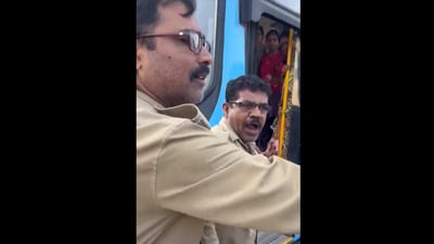 A video of the ordeal is making rounds on social media. (Phaneesh Nagaraja/Twitter) A video of the ordeal is making rounds on social media. (Phaneesh Nagaraja/Twitter)