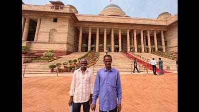 Vadivel and Masi in front of Rashtrapati Bhavan. (PHOTO: STEFFI JOHN) Vadivel and Masi in front of Rashtrapati Bhavan. (PHOTO: STEFFI JOHN)