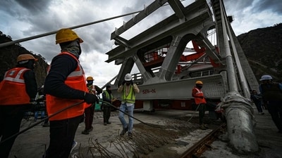 Construction workers at Anji bridge. (Sanchit Khanna/ Hindustan Times) Construction workers at Anji bridge. (Sanchit Khanna/ Hindustan Times)