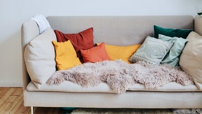Create a cosy atmosphere: Create a cosy and inviting atmosphere by adding soft blankets, throw pillows, and comfortable furniture. This will help create a warm and welcoming space that invites positive energy. (Unsplash) Create a cosy atmosphere: Create a cosy and inviting atmosphere by adding soft blankets, throw pillows, and comfortable furniture. This will help create a warm and welcoming space that invites positive energy. (Unsplash)