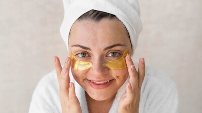 Gold Masks: Gold masks are infused with 24k gold, which is known for its anti-inflammatory and antioxidant properties. They work to brighten and tighten the skin, leaving it looking youthful and radiant. (freepik) Gold Masks: Gold masks are infused with 24k gold, which is known for its anti-inflammatory and antioxidant properties. They work to brighten and tighten the skin, leaving it looking youthful and radiant. (freepik)