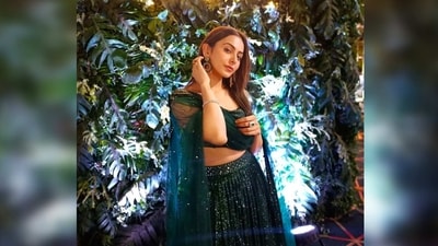 Rakul Preet let her outfit do all the talking and opted for minimal jewellery. She just wore a pair of pretty earrings from the label Joolry. (Instagram/@rakulpreet) Rakul Preet let her outfit do all the talking and opted for minimal jewellery. She just wore a pair of pretty earrings from the label Joolry. (Instagram/@rakulpreet)