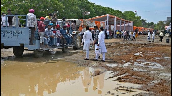 Farmers at the Kisan Mela organised by Punjab Agricultural University in Ludhiana on Saturday. The incessant rain played a spoilsport at the two-day event. (Gurpreet Singh/HT)