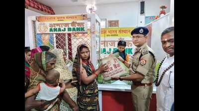 A member of the nomadic community receiving a packet of grains in Varanasi on March 26. (HT photo) A member of the nomadic community receiving a packet of grains in Varanasi on March 26. (HT photo)