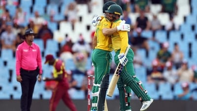 South Africa's Reeza Hendricks and Quinton de Kock celebrate after reaching a combined total of 100 runs (REUTERS)