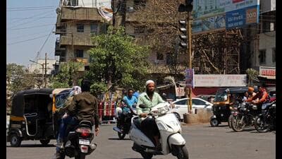 Commuters jump the red light at Katraj chowk on Sunday. (Ravindra Joshi/HT PHOTO) Commuters jump the red light at Katraj chowk on Sunday. (Ravindra Joshi/HT PHOTO)