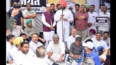 Congress leaders during protest in Ludhiana on Sunday. (Gurpreet Singh/HT)