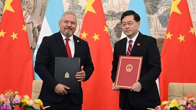Honduras foreign minister Eduardo Enrique Reina (left) and Chinese foreign minister Qin Gang pose with documents following the establishment of diplomatic relations between the two countries, at a ceremony in the Diaoyutai State Guesthouse in Beijing, on Sunday. (AFP) Honduras foreign minister Eduardo Enrique Reina (left) and Chinese foreign minister Qin Gang pose with documents following the establishment of diplomatic relations between the two countries, at a ceremony in the Diaoyutai State Guesthouse in Beijing, on Sunday. (AFP)