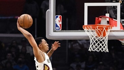 New Orleans Pelicans guard Trey Murphy III, left, dunks as Los Angeles Clippers guard Bones Hyland, center, and forward Naji Marshall watch during the first half of an NBA basketball game Saturday, March 25, 2023, in Los Angeles. (AP) New Orleans Pelicans guard Trey Murphy III, left, dunks as Los Angeles Clippers guard Bones Hyland, center, and forward Naji Marshall watch during the first half of an NBA basketball game Saturday, March 25, 2023, in Los Angeles. (AP)