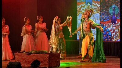 Theatre artistes performing during a play in Ludhiana. (HT photo) Theatre artistes performing during a play in Ludhiana. (HT photo)