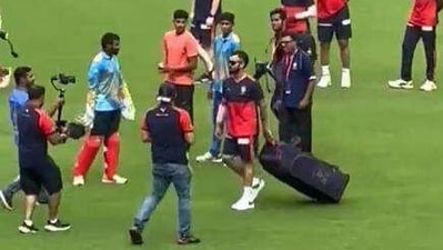 Virat Kohli arrives in Chinnaswamy Stadium Virat Kohli arrives in Chinnaswamy Stadium