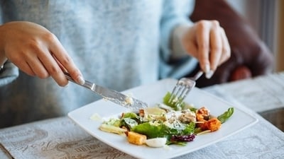 5. Eat a healthy breakfast: Eating a balanced breakfast can help give you energy and keep you feeling full throughout the morning.&nbsp; (Freepik)