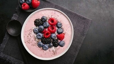 Yogurt with berries: Greek yogurt is high in protein and low in sugar, making it a great snack option. Top it with fresh berries for a sweet and healthy treat. (Unsplash) Yogurt with berries: Greek yogurt is high in protein and low in sugar, making it a great snack option. Top it with fresh berries for a sweet and healthy treat. (Unsplash)