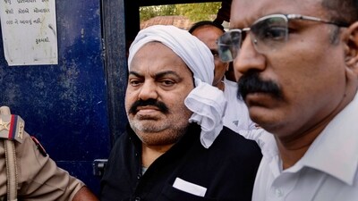 Ahmedabad: Prayagraj Police with jailed-mafia Atiq Ahmed outside Sabarmati Central Jail as he is being shifted to Prayagraj. (PTI) Ahmedabad: Prayagraj Police with jailed-mafia Atiq Ahmed outside Sabarmati Central Jail as he is being shifted to Prayagraj. (PTI)