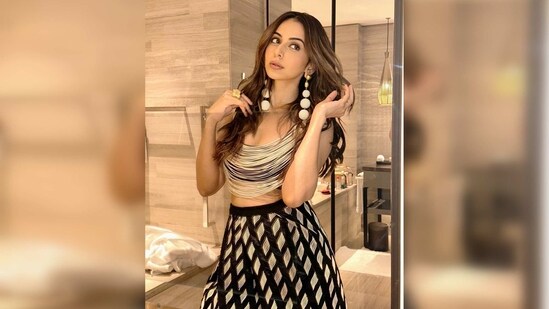 With dramatic earrings, waved hair, subtle makeup and a whole lot of confidence, Rakul Preet slayed in the contemporary look.(Instagram/@rakulpreet)