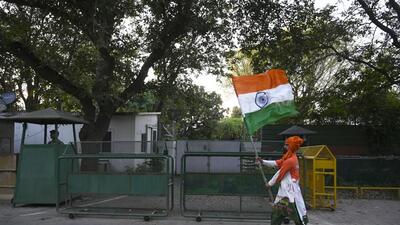 A Congress supporter outside the residence of party leader Rahul Gandhi, in New Delhi, on Monday. (Sanjeev Verma/HT) A Congress supporter outside the residence of party leader Rahul Gandhi, in New Delhi, on Monday. (Sanjeev Verma/HT)