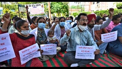 Civil hospital contractual employees during a protest in Ludhiana on Monday. (Gurpreet Singh/HT photo) Civil hospital contractual employees during a protest in Ludhiana on Monday. (Gurpreet Singh/HT photo)
