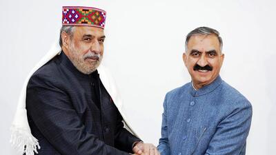 Congress leader Anand Sharma meets Himachal Pradesh chief minister Sukhvinder Singh Sukhu at his official residence 'Oakover', in Shimla on Monday. (HT Photo)