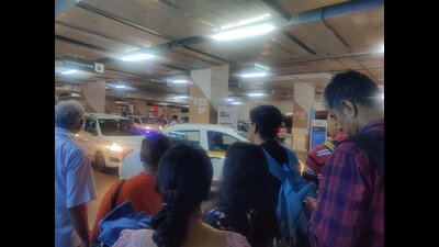 Flyers have complained about the endless wait for cabs and the traffic congestion inside the recently-started Aero Mall in front of Pune Airport (HT PHOTO) Flyers have complained about the endless wait for cabs and the traffic congestion inside the recently-started Aero Mall in front of Pune Airport (HT PHOTO)