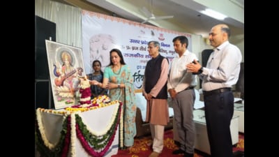 MP from Mathura Hema Malini at inaugural function for 10 day workshop at State Museum in Mathura on Monday. (HT Photo)