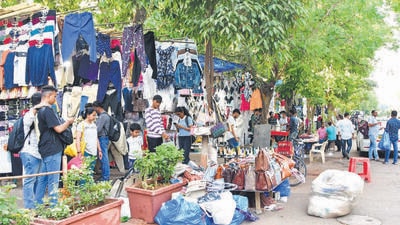 Mumbai, India - March 27, 2023: People buy clothes at Fashion Street, a roadside apparel market, near Churchgate, in Mumbai, India, on Monday, March 27, 2023. (Photo by Bhushan Koyande/HT Photo) (HT PHOTO) Mumbai, India - March 27, 2023: People buy clothes at Fashion Street, a roadside apparel market, near Churchgate, in Mumbai, India, on Monday, March 27, 2023. (Photo by Bhushan Koyande/HT Photo) (HT PHOTO)