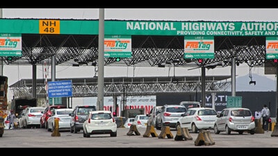 Officials of the National Highways Authority of India (NHAI and members of the Toll Naka Sangharsh Samiti conducted a meeting on Monday, to seek solution over the issue of removal of the Khed-Shivapur toll plaza (HT FILE PHOTO)