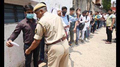 Police personnel screen aspirants ahead of BPSC 67th prelims exam in Patna on May 8, 2022. (HT Photo) Police personnel screen aspirants ahead of BPSC 67th prelims exam in Patna on May 8, 2022. (HT Photo)