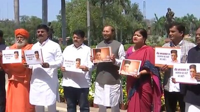 Maharashtra BJP MPs protest in front of the Shivaji statue in Parliament against Rahul Gandhi's comments on Savarkar. (Twitter/ANI) Maharashtra BJP MPs protest in front of the Shivaji statue in Parliament against Rahul Gandhi's comments on Savarkar. (Twitter/ANI)