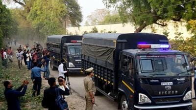 The police convoy transporting Atiq Ahmed reaches Prayagraj. (ANI PHOTO) The police convoy transporting Atiq Ahmed reaches Prayagraj. (ANI PHOTO)