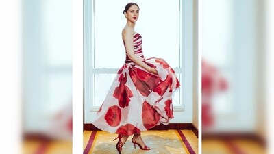 The dress features a tube plunging neckline with corset detailing and a 3D flower attached near the hips. (Instagram/@aditiraohydari) The dress features a tube plunging neckline with corset detailing and a 3D flower attached near the hips. (Instagram/@aditiraohydari)