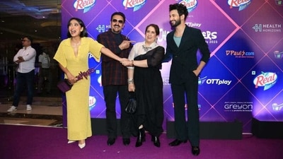 Guneet Monga, who recently won an Oscar for her production The Elephant Whisperers, was the centre of attention at the awards event. She was seen shaking hands with Sayani Gupta and posing with her, Gulshan Grover and Rohit Saraf. (Varinder Chawla) 