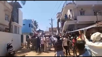 Visuals show protesters clashing with the police deployed at Yediyurappa’s house. Visuals show protesters clashing with the police deployed at Yediyurappa’s house.
