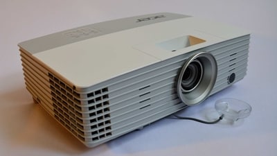 Ultra short throw projector allows you to enjoy a movie on a big screen even when installed at a short distance. (Pixabay) Ultra short throw projector allows you to enjoy a movie on a big screen even when installed at a short distance. (Pixabay)