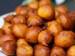 A prasad of gud or jaggery dishes is offered to Maa Kalaratri on saptami during arati. 