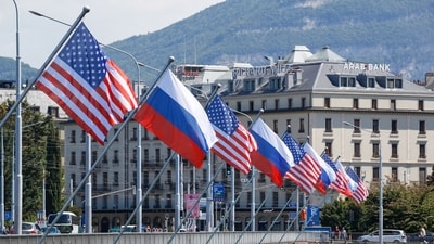 National flags of the US and Russia (Bloomberg)